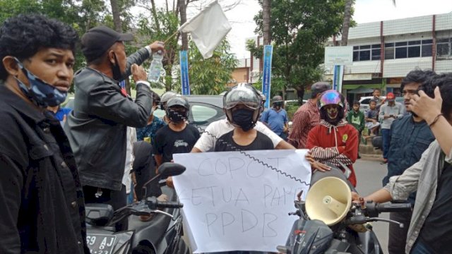 Sejumlah orang tua siswa mendatangi kantor Dinas Pendidikan Makassar untuk mengeluhkan persoalan PPDB