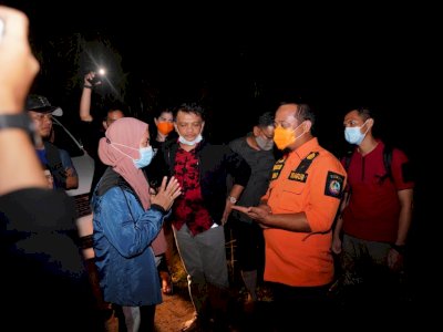 Jalanan Berlumpur Tak Jadi Kendala, Wagub Sulsel Berjalan 1 KM Tinjau Titik Banjir Bandang di Luwu Utara