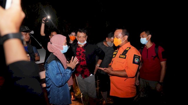 Di tengah kondisi jalanan berlumpur, Wakil Gubernur Sulawesi Selatan, Andi Sudirman Sulaiman meninjau lokasi banjir bandang di Kabupaten Luwu Utara, Selasa (14/7/2020).