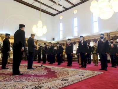 Gubernur Serahkan Tanda Kehormatan Sayta Lencana kepada PNS di Lingkup Pemprov