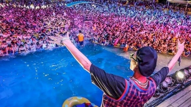 Berhasil Lawan Corona, Ribuan Warga Wuhan Berpesta di Kolam Tanpa Protokol Kesehatan