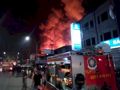 BREAKING NEWS: Kebakaran Terjadi di Pasar Senggol Makassar