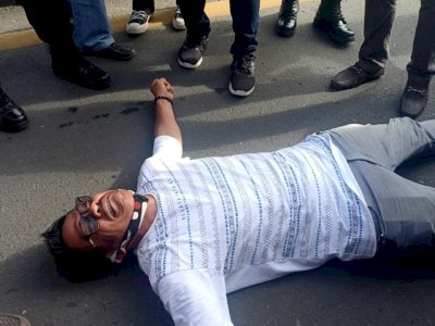 Terus Berjuang Pindahkan Makam Istri, Andi Berbaring di Jalan Raya