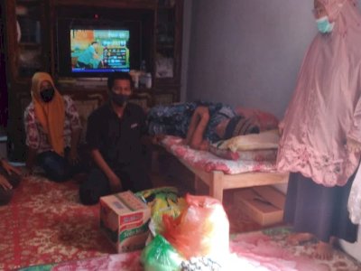 Andalan Peduli Beri Bantuan Nenek Seorang Diri yang Rumahnya Terbakar