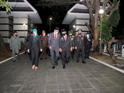 Hadiri Apel Kehormatan &amp; Renungan Suci Tepat Pukul 00.00 Wita, Ini makna kemerdekaan bagi Wagub Andi Sudirman Sulaiman.