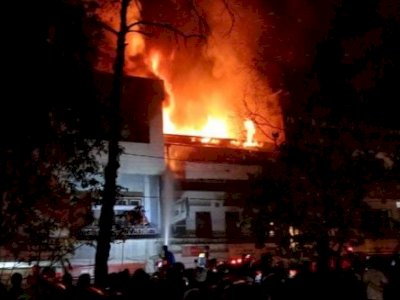 Api Melahap Dua Ruko di Jalan Bandang