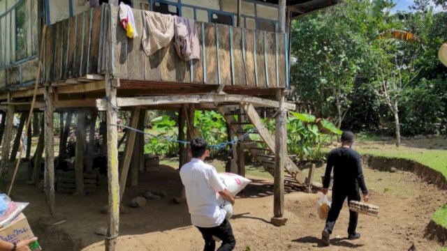 Kakek Viral Kenakan Seragam SMA saat Lebaran, Senang Dapat Bantuan Wagub Sulsel