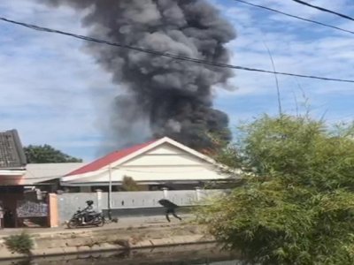 Terdengar 3 Kali Suara Ledakan Saat Api Melanda Pemukinan Padat Penduduk di Makassar