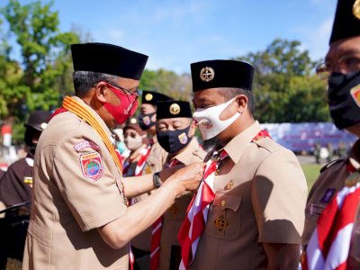 Sematkan Satya Lencana Pancawarsa II kepada Andi Sudirman, Gubernur Sulsel Sanjung Wagub