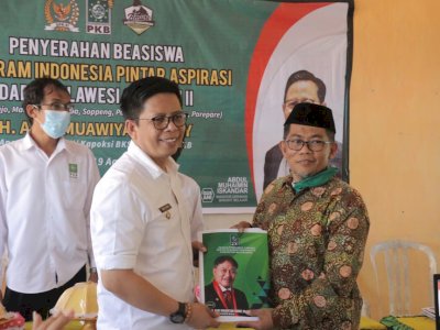 Tomy Satria Mulai Serahkan 6.752 Beasiswa PIP Aspirasi Ammure di Bulukumba