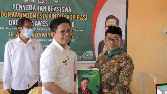 Penyerahan beasiswa Program Indinesia Pintar (PIP) oleh Wakil Bupati Bulukumba, Tomy Satria Yulianto
