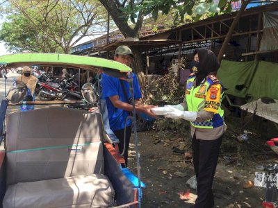 Aksi Berbagi Bendera AKP Darmawati, Dapat Apresiasi dari Wagub Sulsel