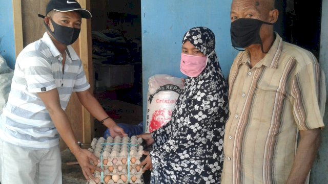 Andalan Peduli Beri Bantuan Keluarga Miskin di Pinrang, Petani 58 Tahun yang Hidupi 6 Anaknya yang Masih Kecil