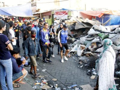 Dengan Mengendarai Sepeda, Rudal Bersama Ketua DPRD Makassar Sambangi Korban Kebakaran Pannampu