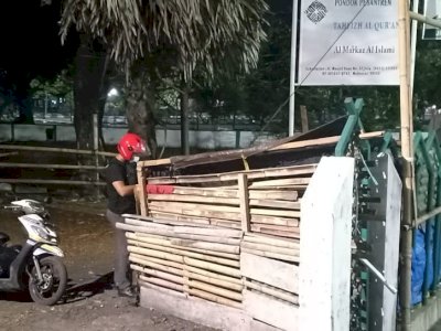 Berbicara Melantur, Ibu Lansia Tinggal Seorang Diri di Gubuk Dekat Masjid Al Markaz Makassar 