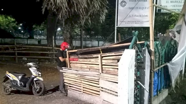 Berbicara Melantur, Ibu Lansia Tinggal Seorang Diri di Gubuk Dekat Masjid Al Markaz Makassar