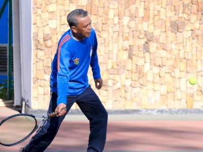 Setelah Buka Acara, Nurdin Abdullah Ikut Bermain Pertandingan Eksibisi Tenis Lapangan Bersama Mitra Kerja Unhas