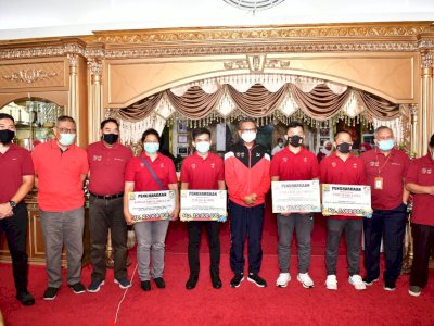 Momentum Haornas Ke-37, Gubernur Serahkan Penghargaan untuk 4 Atlet Sulsel