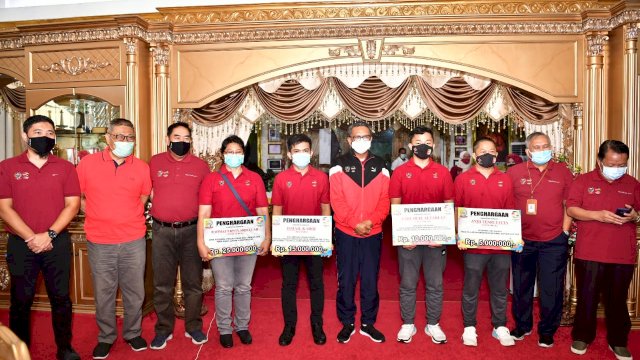 Momentum Haornas Ke-37, Gubernur Serahkan Penghargaan untuk 4 Atlet Sulsel