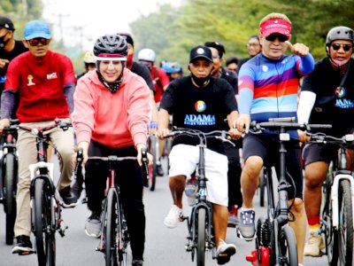 Naik Sepeda, Rusdin Abdullah dan dr Onasis Keliling Makassar Bareng Fatma
