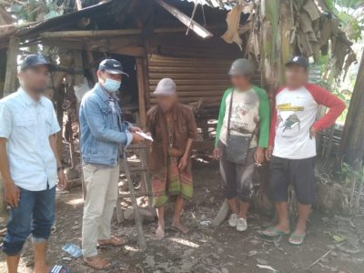 Tempuh Perjalanan 53 KM, Tim Andalan Peduli Beri Santunan Kepada Kakek di Pinrang