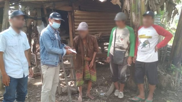 Tempuh Perjalanan 53 KM, Tim Andalan Peduli Beri Santunan Kepada Kakek di Pinrang