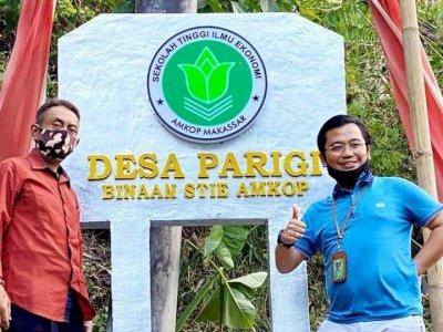 Bahtiar Maddatuang Resmikan Tugu Desa Binaan STIE AMKOP di Parigi, Gowa