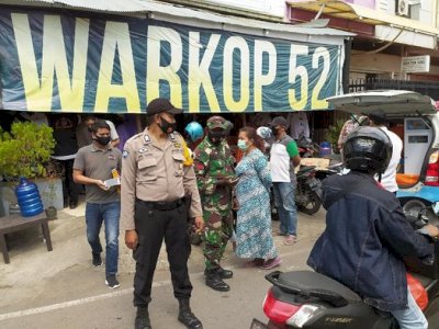 Tim Gabungan TNI-Polri dan Pemkot Makassar Razia Warkop, Warga Tak Bermasker Di-rapid Test