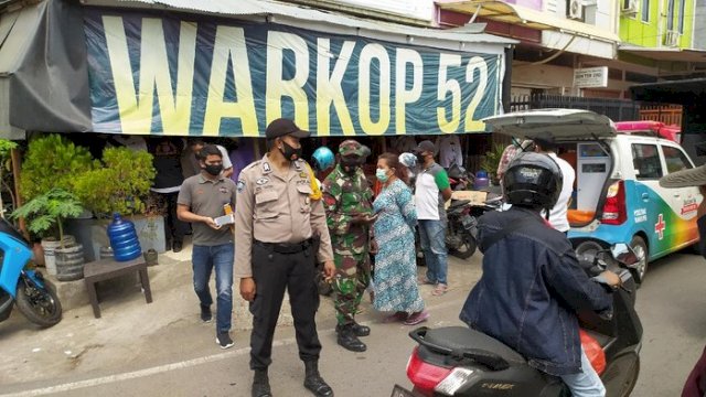Tim Gabungan TNI-Polri dan Pemkot Makassar Razia Warkop, Warga Tak Bermasker Di-rapid Test