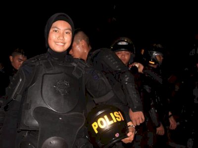 Ini Dia Sosok Polwan Brimob Yang Ikut Bubarkan Massa Anarkis di Kampus UNM