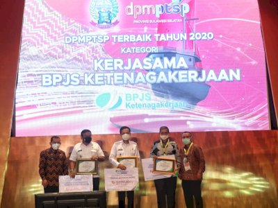 Pemerintah Kota Makassar Raih Dua Penghargaan Pada Rakor DPMPTSPse Sulawesi Selatan