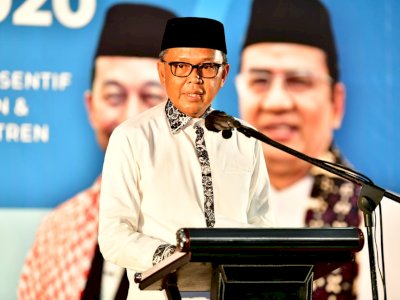 Hari Santri Nasional, Gubernur NA Serahkan Insentif Guru Mengaji Rp3 Miliar