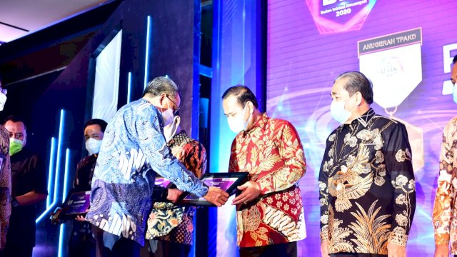 Serahkan Penghargaan TPAKD, Gubernur Sulsel Harapkan Inovasi Masing-Masing Daerah