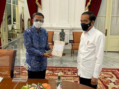 Gubernur Serahkan Langsung Buku Karya Anak Sulsel Ke Presiden Jokowi