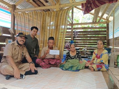 Kisah Ibu Menni, Lumpuh Hidup Sendiri Mendapat Bantuan Wagub Sulsel.