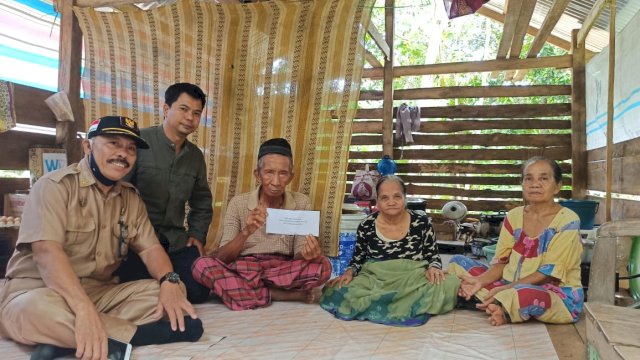 Kisah Ibu Menni, Lumpuh Hidup Sendiri Mendapat Bantuan Wagub Sulsel.