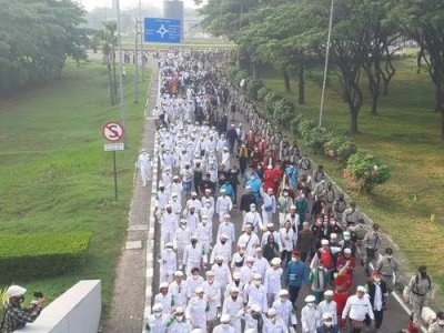 Ribuan Massa Berjalan Kaki, Jemput Habib Rizeq di Bandara