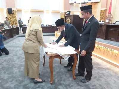 Walikota Makassar Menandatangani Naskah Rekondasi Pansus DPRD Makassar