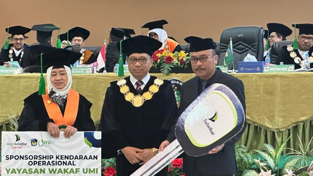 Bank Sulselbar Syariah Serahkan Mobil Alphard ke Ketua Yayasan Wakaf UMI dalam Rangka HUT ke 70