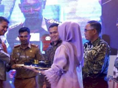 Wakili Ketua DPRD Makassar, Kabag Humas dan Protokol Terima Penghargaan SMSI Sulsel