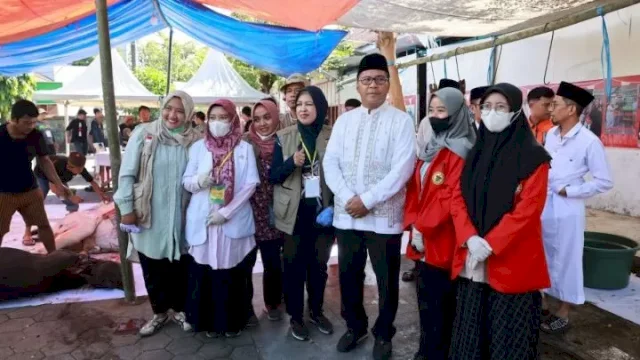 Momentum Idul Adha, Wali Kota Makassar Danny Pomanto Ikut Berkurban Sapi