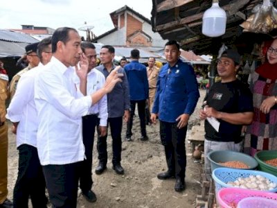 Presiden Jokowi dan Ibu Iriana Cek Harga Bahan Pokok di Pasar Sentral Palakka Bone