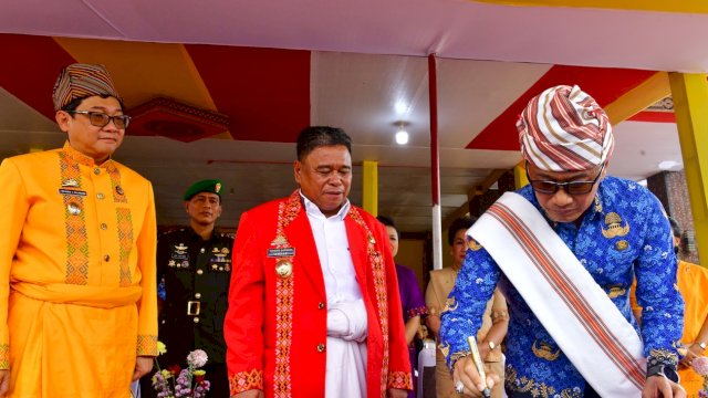 Hari Jadi Ke-16 Toraja Utara, Pj Gubernur Prof Zudan Tandatangani Prasasti Pembangunan dan Serahkan Berbagai Bantuan