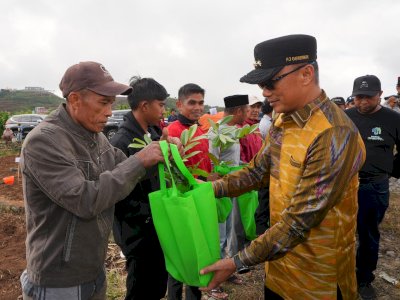 Pj Gubernur Prof Zudan Serahkan Bantuan Bibit Tanaman Hortikultura untuk Petani di Kabupaten Gowa