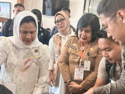 Transit di Sulsel, Ibu Negara Iriana Jokowi Lihat Pameran Produk Kerajinan UMKM
