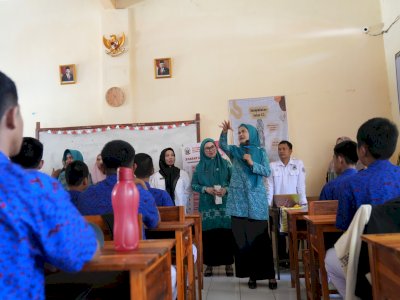 PKK Goes to School di SMAN 14 Makassar, Ninuk Zudan Serahkan Bantuan dan Edukasi Pelajar