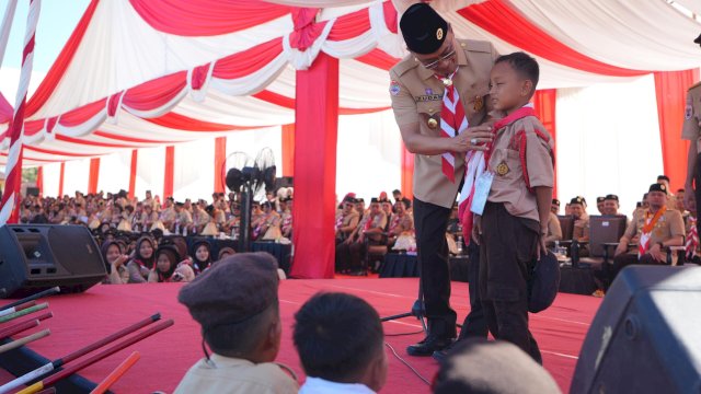 Pimpin Upacara Hari Besar Pramuka, Pj Gubernur Sulsel Prof Zudan Serahkan Penghargaan untuk Tokoh yang Berjasa
