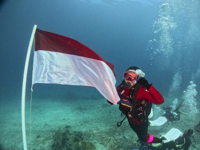 Kibarkan Bendera Merah Putih di Laut, Bank Sulselbar Dive Club Terus Bangun Awareness