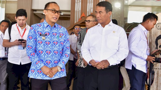 Mentan Amran Apresiasi Dukungan Pemprov Sulsel dalam Program Pangan Lestari, Serahkan 10 Ribu Polybag Tanaman Pekarangan