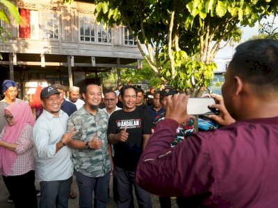 Di &#8216;Kolong&#8217; Rumah Warga, Andi Sudirman Menyapa Relawan di Pinrang